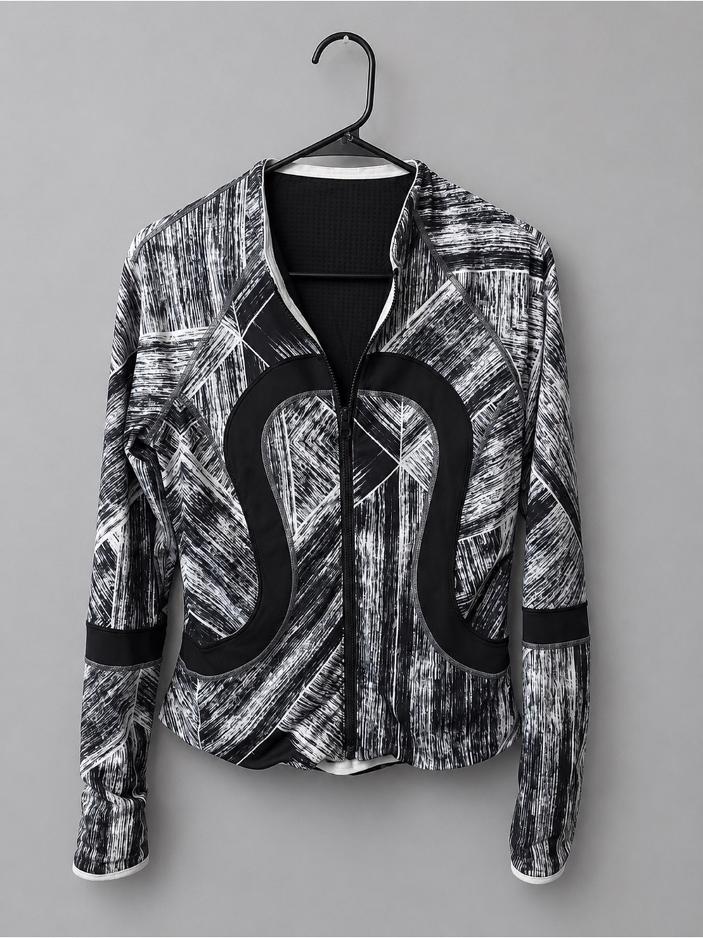 Lululemon Find Your Bliss reversible jacket in a black and white graphic print.